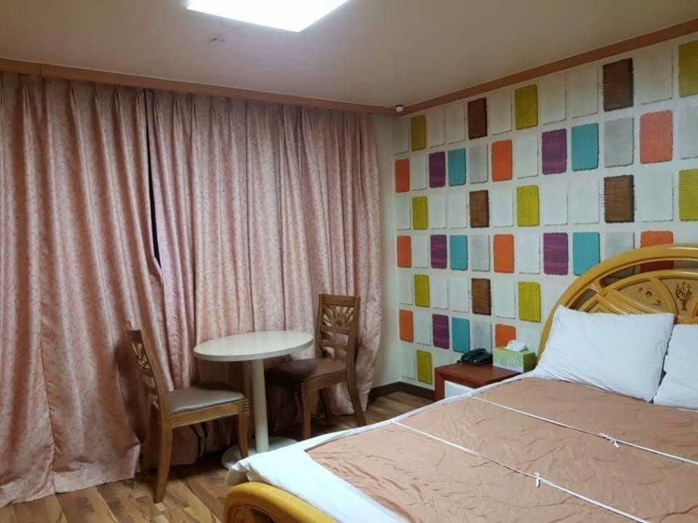 กรีน แอนด์ บลู โฮเต็ล Motel พยองซาง ภายนอก รูปภาพ